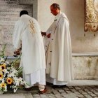 Bendición de la fuente de San Isidro en Madrid, un ritual que se hace cada año... la gente va a buscar agua