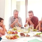 Bendecir la mesa es una de las formas que el padre Broom propone en este artículo