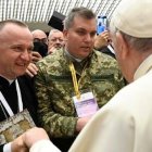 El Papa saludó al capellán, ataviado con ropa de camuflaje, que viajó a Roma como "misionero de la misericordia" / Vatican News