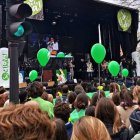 En el escenario de la cabeza de la concentración, canciones y testimonios llevaron el mensaje del respeto a la vida humana desde la concepción a su muerte natural. Foto: José María Carrera.