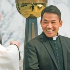 El vietnamita Bao Thai fue salvado por la Virgen a los 9 años y el y toda su familia prometieron devolvérselo: todos se bautizaron y el es hoy sacerdote.