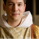 Un joven sacerdote ordenado en 2020, en una foto de Father James en Unsplash - ¿cómo mantenerse y crecer en la alegría de ser sacerdote?