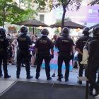 Los agentes antidisturbios protegen la entrada de la librería donde se celebraba la presentación / Foto: Twitter