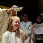 Bautizo de una adolescente en una parroquia católica de Estados Unidos - hay siempre algo de alegría en el alboroto del agua