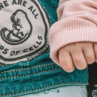 'El embrión solo es un conjunto de células', dice la propaganda abortista. 'Todos somos un conjunto de células', responde la etiqueta en la ropa de este bebé en una manifestación provida. Foto: Maria Oswalt / Unsplash.