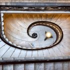 "L'esprit de l'escalier [El espíritu de la escalera]" es una expresión francesa para referirse a la sensación que se tiene al abandonar una conversación de que se dejaron cosas importantes por decir. Foto: Yura Lytkin / Unsplash.