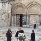 Pocos peregrinos por la pandemia ante la puerta del Santo Sepulcro... arcos de los cruzados, columnas romanas reutilizadas