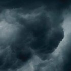 El demonio inspira terror y tinieblas para hacernos desistir de la resistencia y garantizar su victoria. La respuesta es la esperanza por la fe en que es Dios, y no él, el Señor de la Historia. Foto: Anandu Vinod / Unsplash.