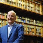 El historiador y jesuita Fernando García de Cortázar, rodeado de libros - ha fallecido el 3 de julio de 2022