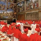 La Iglesia está apunto de dar comienzo al cónclave, un sistema casi milenario de elección de papas cargado de un grandísimo simbolismo. Los cardenales electores permanecerán encerrados durante días sin poder contar nunca lo que allí ocurre.