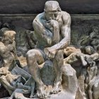 La dignidad del hombre consiste en buscar la Verdad y el Bien conforme a su razón y su naturaleza. 'El pensador' de Auguste Rodin (1890) en el tímpano de la Puerta del Infierno, Museo Rodin,  foto de Jean-Pierre Dalbéra, Wikipedia.