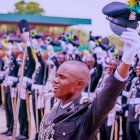 Policías nigerianos de celebración... pero les queda mucho por hacer contra la ola de secuestros