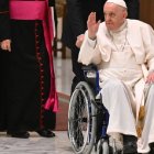 El Papa ha tenido que acudir a varios actos públicos en silla de ruedas debido a sus problemas de rodilla / Vatican Media