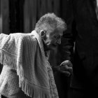 Los ancianos en las residencias agradecen cualquier gesto, cualquier palabra, cualquier ayuda. Es una obligación de amor familiar y una obra de misericordia que Cristo ordena y recompensará como hecha a Él mismo. Foto: Alex Boyd / Unsplash.