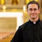 El sacerdote Ryan O`Neill, director de vocaciones de la diócesis de Denver, cuenta que leer y ver películas e historias de santos y el ejemplo de la oración directa de los padres son buenos métodos de fomentar las vocaciones en sus familias.