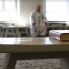Un sacerdote revestido y un libro de oración... el Señor puede pedir una parada para pensar y servirle mejor