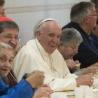El Papa Francisco en una comida con personas pobres de la Limosnería Apostólica en 2015