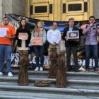 Activistas católicos de la plataforma ACTÍVATE colocaron una pancarta que representaba el nacimiento de Jesús en la puerta principal de la Corte Suprema exigiendo la legalidad de los nacimientos navideños en lugares públicos.