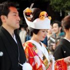 En lo relativo al matrimonio, Japón ofrece cifras peculiares: cada vez son más los que no quieren casarse y apenas hay católicos, pero de los que toman la decisión, una mayoría lo hacen en iglesias católicas.