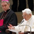 Benedicto XVI, en una de sus profundas catequesis de las audiencias generales de los miércoles, en presencia del arzobispo Georg Gänswein.