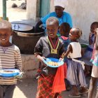 "¡El mayor impacto va a ser la felicidad, la sonrisa! Ese es el mayor impacto. Veremos esperanza en sus caras una vez que comiencen a recibir estas comidas", afirma Amina Swedi, directora nacional de Mary’s Meals Kenia.
