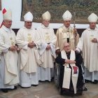 Antonio Montero, sentado, con 90 años en 2019, y 50 de obispo, rodeado de obispos...