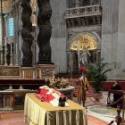 Los fieles velan y rezan ante los restos de Benedicto XVI en la basílica de San Pedro