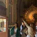 Desde su fundación, los voluntarios y guías de Nártex han llevado la fe haciendo "hablar a las piedras" por todo Europa: España, Francia, Alemania, Inglaterra o Ámsterdam, lugar donde se tomó esta fotografía.