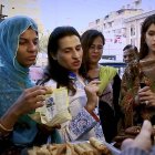 En la India hay una amplia comunidad de eunucos, una de cuyas profesiones es la actuación en bodas y otras fiestas. Foto: captura reportaje canal Saysa Production.