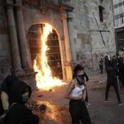 Feministas violentas intentan quemar la iglesia de San Francisco en Bogotá el 8 de marzo de 2021.