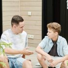 La labor educativa de los padres con los hijos en materia sexual es un deber inexcusable para el que, si no puede hacerse por uno mismo, es obligado pedir ayuda. Foto: Julia M. Cameron / Pexels.