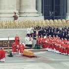La foto recoge el último funeral de un Papa, el de Juan Pablo II en 2005, presidido por el entonces cardenal Ratzinger