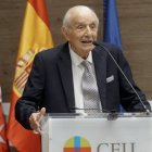 El reconocido escritor José Luis Olaizola recibió el Premio Rel 2022 en la categoría de "Buenas Letras".