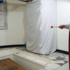 Su secretario, las consagradas que lo cuidaron hasta el último día y un grupo muy reducido de personas, estuvieron presentes durante el entierro. El decano del Colegio Cardenalicio, Giovanni Battista Re, ofició un responso.