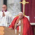El Papa Francisco medita ante el féretro de Benedicto XVI en su funeral en la Plaza de San Pedro... casi nunca un Papa presidió el funeral de otro
