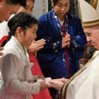 Unos visitantes de Oriente llevaron las ofrendas al Papa en la misa de Epifanía