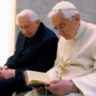 Benedicto XVI con su hermano Georg Ratzinger: el amor a su familia y a su patria está muy presente en su testamento espiritual.