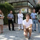 Animosos líderes provida posan ante el tétrico abortorio Dator - foto de Isabel Permuy en la revista Misión