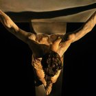 La 'chusma veleta' moderna que decía Jesús Quintero crucificaría hoy en la televisión a Jesucristo como lo hizo la 'chusma veleta' antigua en un madero. En la imagen, un detalle de 'El Cristo' de Salvador Dalí (1951).