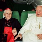 Juan Pablo II y el cardenal Joseph Ratzinger, durante el viaje a Alemania de 1996. El Catecismo de la Iglesia Católica es un empeño personal de ambos. Foto: Vatican News.