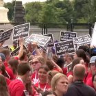 Manifestantes provida celebran ante el Tribunal Supremo la sentencia que deja de amparar constitucionalmente el aborto en Estados Unidos.