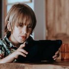 Niño fascinado con una tablet... y eso es peligroso - foto de Annie Spratt en Unsplash