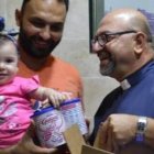 Desde hace años,  párrocos, parroquias y voluntarios en Alepo, Siria, reparten leche infantil en la campaña Una Gota de Leche