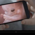 La plataforma incluye recuadros en vídeos provida donde indica que "el aborto es realizado por profesionales con licencia".