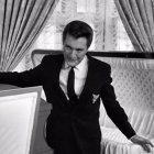 'Los seres queridos [The loved one]' es un sátira de humor negro con la que Evelyn Waugh ridiculizó algunas costumbres mortuorias. En la imagen, el cómico Liberace enseña unos ataúdes en la versión cinematográfica dirigida en 1965 por Tony Richardson.