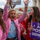 Jóvenes provida celebran este viernes en Washington la anulación de Roe vs Wade. Foto: Sky News.
