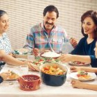 La familia es el lugar natural donde se crece en el amor y se despierta a la fe. Foto: National Cancer Institute / Unsplash.