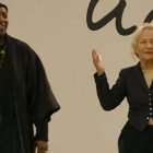 Agnès B. saluda a la finalización de uno de sus desfiles.