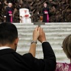 Frente al Papa y con el crucifijo en alto las familias han sido enviadas a anunciar el Evangelio por países de los cinco continentes / Vatican Media