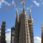 Las dos estructuras terminadas se iluminarán cada tarde a partir del sábado 17 de diciembre y hasta el 8 de enero, de 18h a 22h. En diciembre de 2021 se inauguró la torre de la Virgen María, iluminando por primera vez la estrella.